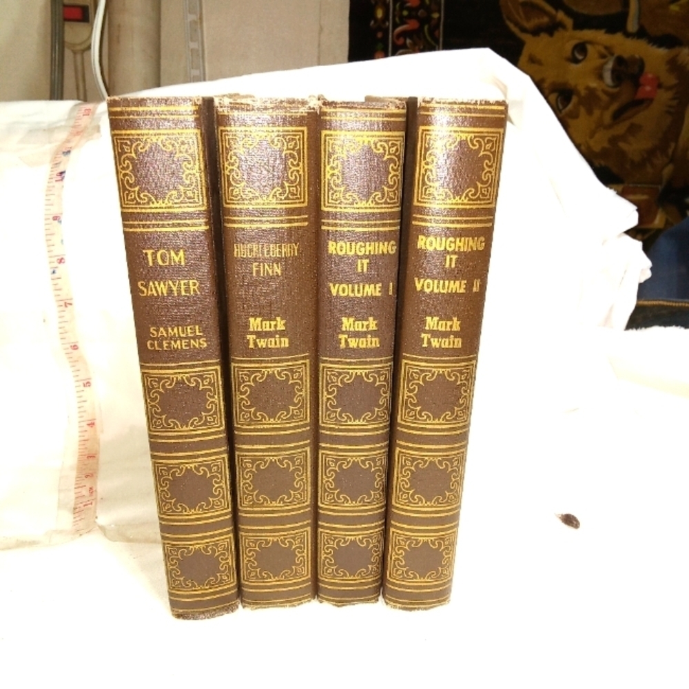 𝅺vintage/antique mark Twain books set of 4 books.